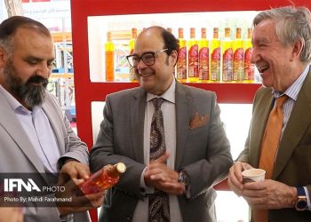 رایزن اقتصادی سفارت اسپانیا در غرفه حمید۱۱۰