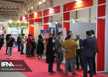 به جای اینکه مردم را ثروتمند کنیم یارانه توزیع میکنیم