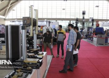 صنعتگرها در شهرآفتاب برای بازدید از نمایشگاه صنعت