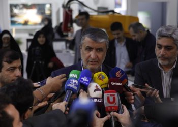 وعده خوش معاون رئیس جمهور به بیماران سرطانی در نمایشگاه لیزر/ ایران در ابتدای راه نیست