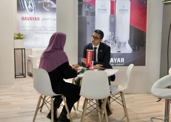 کارشناس فروش مجموعه هوایار در نمایشگاه ایران متافو