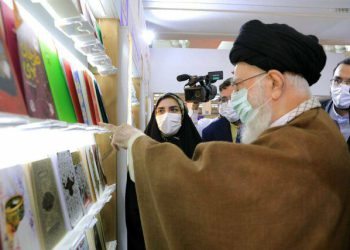بازدید رهبرانقلاب اسلامی از نمایشگاه کتاب