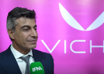 ویچی در نمایشگاه پوشاک