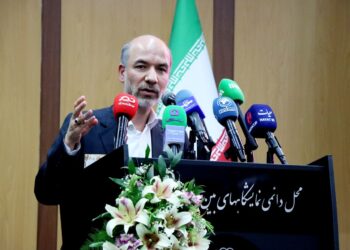 وزیر نیرو در نمایشگاه صنعت برق