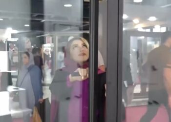 دو پنجره شادمهر در نمایشگاه در و پنجره