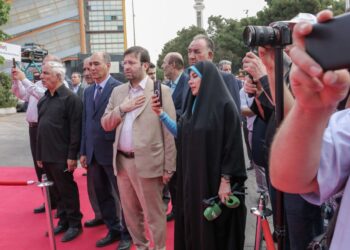 درهای نمایشگاه آسانسور به روی مخاطبان باز شد