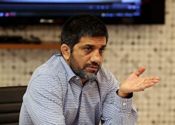 علیرضا دبیر: برخی روسای فدراسیون‌ها وزیر را گول می زنند!