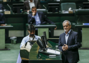 مسعود پزشکیان در مجلس:هر کس که مدعی است میتواند؛ بیاید جلو و کمک کند