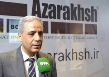 با آذرخش نمای ساختمان می‌درخشد