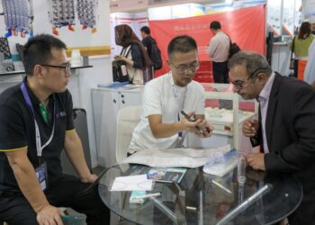 چشم بادامی ها در نمایشگاه ایران پلاست