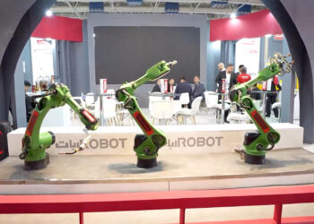 رقص ربات های دانش بنیان در نمایشگاه ایران پلاست