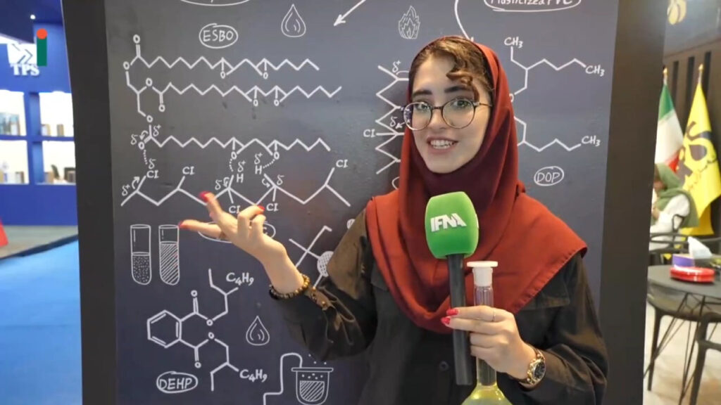 معلم شیمی با تخته سیاه در نمایشگاه ایران پلاست
