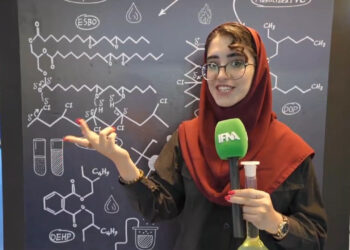 معلم شیمی با تخته سیاه در نمایشگاه ایران پلاست