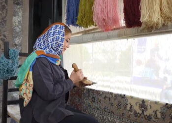 یه دونه سبز می زنم ، یه دونه آبی می بافم