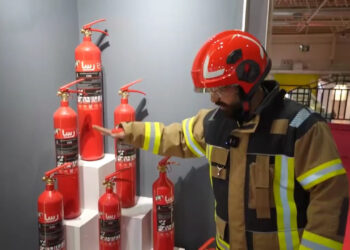 به افتخار آتش نشان ها می ایستیم