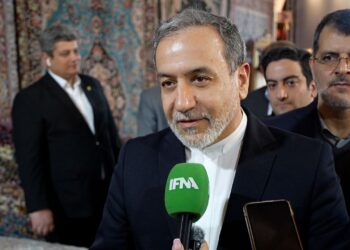 وزیر امور خارجه در نمایشگاه فرش دستباف؛ اختصاص کمیتهای برای رسیدگی به وضعیت فرش ایرانی در دولت/ امیدوارم صدا و سیما بیشتر نمایشگاه فرش را معرفی کند