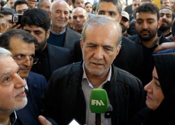 رئیس جمهور در نمایشگاه:ازدحام جمعیت نگذاشت چیزی ببینم/ هرکاری که از دستمان بربیاید کوتاهی نمی کنیم