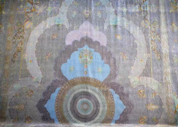 بزرگترین فرش تمام ابریشم در خانه فرش رویال ایران