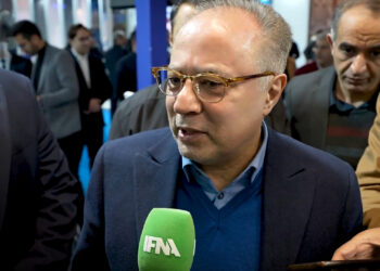 معاون پارلمانی رئیس جمهور در نمایشگاه بیمارستان سازی؛ در آینده نزدیک به خودکفایی وصادرات می رسیم