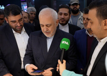 ظریف در بازدید از نمایشگاه تلکام؛ فیلترینگ در شأن این کشور نیست وکمکی به امنیت نمی کند