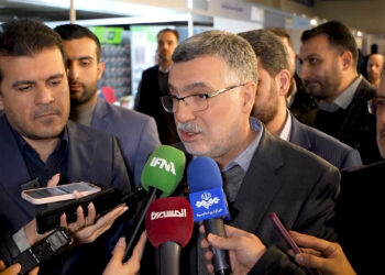 وزیر بهداشت درنمایشگاه ایران ساخت؛ وظیفه ما حمایت از شرکت های دانش بنیان است