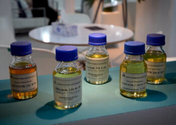 حضور نخبه های شيمی در نمایشگاه رنگ ورزین