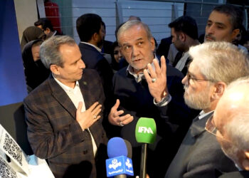 رئیسجمهور در گفتگو با شرکت کنندگان در نمایشگاه؛ تعدادفارغالتحصیلان دانشگاه ها بیشتر از نیاز جامعه است