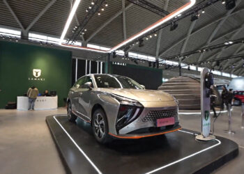 نماینده مجلس در افتتاحیه نمایشگاه خودرو ؛کاهش ۴۰ درصدی عوارض واردات خودرو