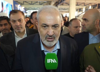 وزیر نیرو درنمایشگاه تهران