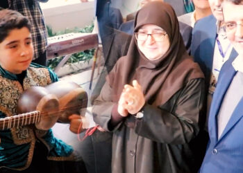 سخنگوی دولت در نمایشگاه گردشگری؛قانون نیست به زبان فارسی افتخار می کنم