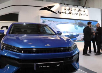 خانواده های عشق ماشین در نمایشگاه خودرو