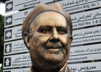 آغاز نمایشگاه ایران اکسپو با نمایش سردیس کارآفرین‌های برتر در برابر سازمان توسعه تجارت