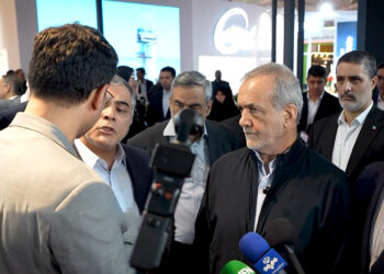 بازدید رئیس‌جمهور از شرکت کاتالیست سرو در نمایشگاه نفت