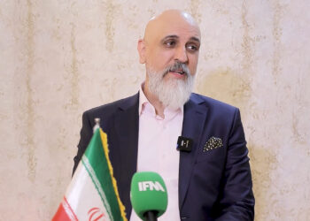 اگر وطن درجنگ باشد باید ماند وادامه داد
