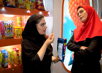 وسوسه شدن خبرنگار با شیرینی و شکلات