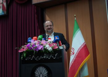 هشدار شریعتمداری: قاچاق و سقوط قیمت جهانی پتروشیمی، صنعت ایران را تهدید میکند