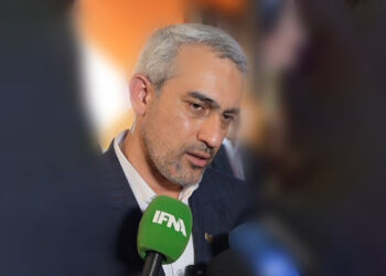 وزیر اقتصاد؛ ریال سقوط نمی کند