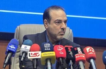 معاون وزیر بهداشت خطاب به یک خبرنگار؛ یه الف بچه حرف مفت میزنه