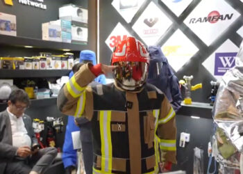 به افتخار آتش نشان ها می ایستیم