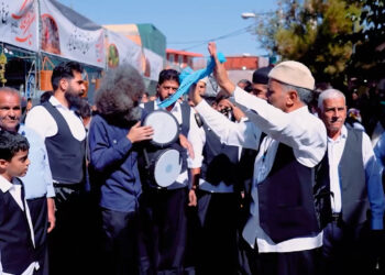 در جش تاک و افلاک کامو ؛ مردم می زنند و انگور میرقصد