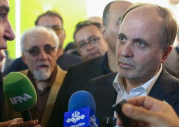 وزیر میان معترضان دام و طیور