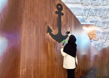 دریا طوفانی است  ماهی گیران مراقب باشند